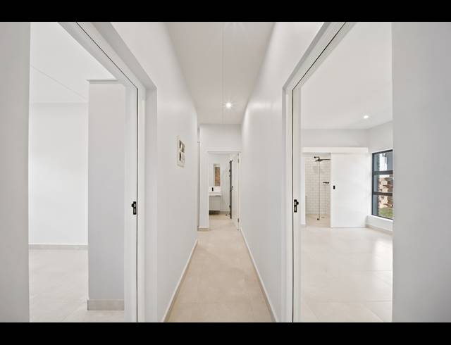 3 BEDROOM APARTMENT FOR SALE IN BRYANSTON